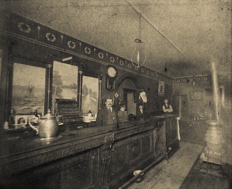 Arnold's Bar and Grill