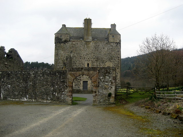 The Maid in the Brown Dress: the Neidpath Castle Ghost