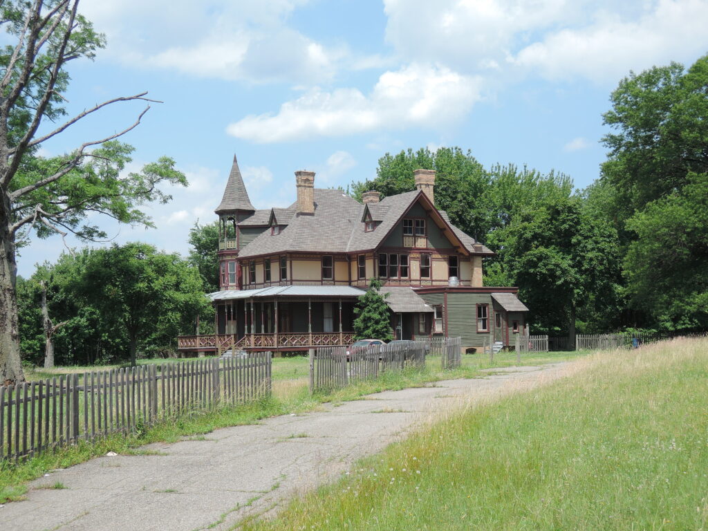 The Haunted History of the Kreischer Mansion